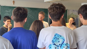 Jeunes participant à un atelier Climate school qui sensibilise aux enjeux liés au climat 