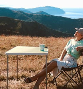 Voyageuse qui profite du soleil grâce à nos conseils pour un voyage sans encombre