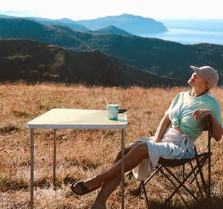 Voyageuse qui profite du soleil grâce à nos conseils pour un voyage sans encombre