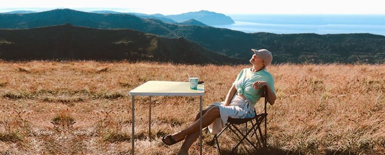 Voyageuse qui profite du soleil grâce à nos conseils pour un voyage sans encombre