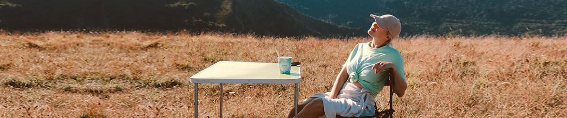 Vrouw geniet van de zon op reis dankzij onze traveltips voor een zorgeloze vakantie.