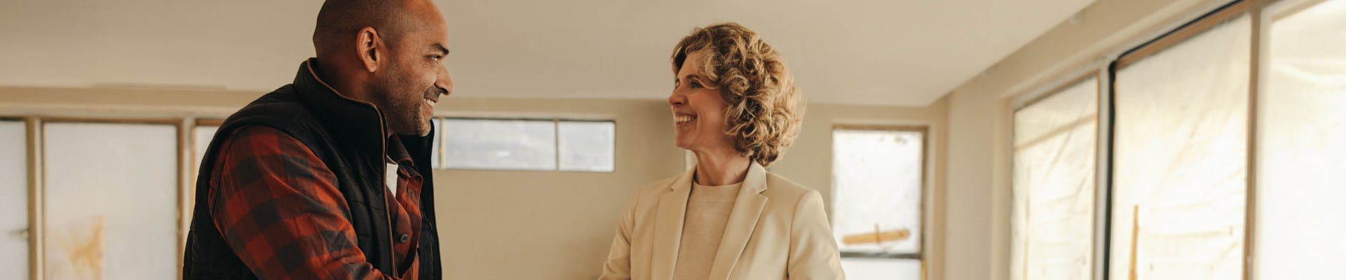 Un architecte et un entrepreneur prennent ensemble des engagements pour favoriser la collaboration.