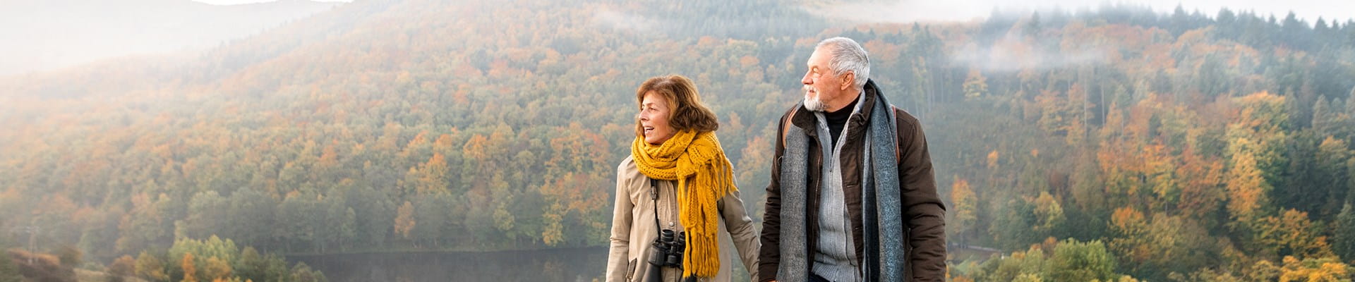 Un couple de quinquagénaires se promène dans les Ardennes. Bien emmitouflés et avec une forêt aux couleurs automnales en toile de fond, ils songent à optimiser fiscalement leur épargne à long terme.