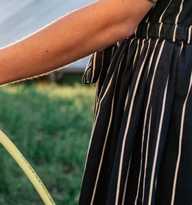Femme rechargeant sa voiture électrique un jour d'été.
