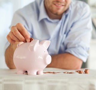 Personne qui économise de l’argent grâce à la réduction de consommation d’énergie