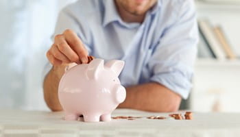 Persoon die geld bespaart door minder energie te verbruiken