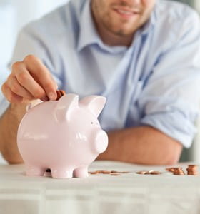 Persoon die geld bespaart door minder energie te verbruiken