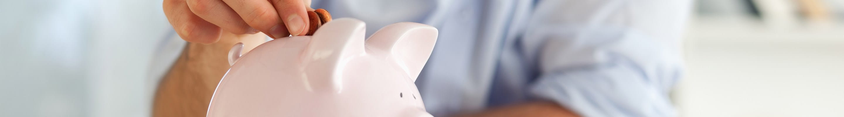 Persoon die geld bespaart door minder energie te verbruiken