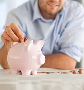 Personne qui économise de l’argent grâce à la réduction de consommation d’énergie