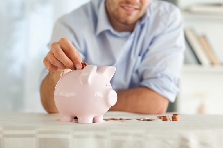 Personne qui économise de l’argent grâce à la réduction de consommation d’énergie