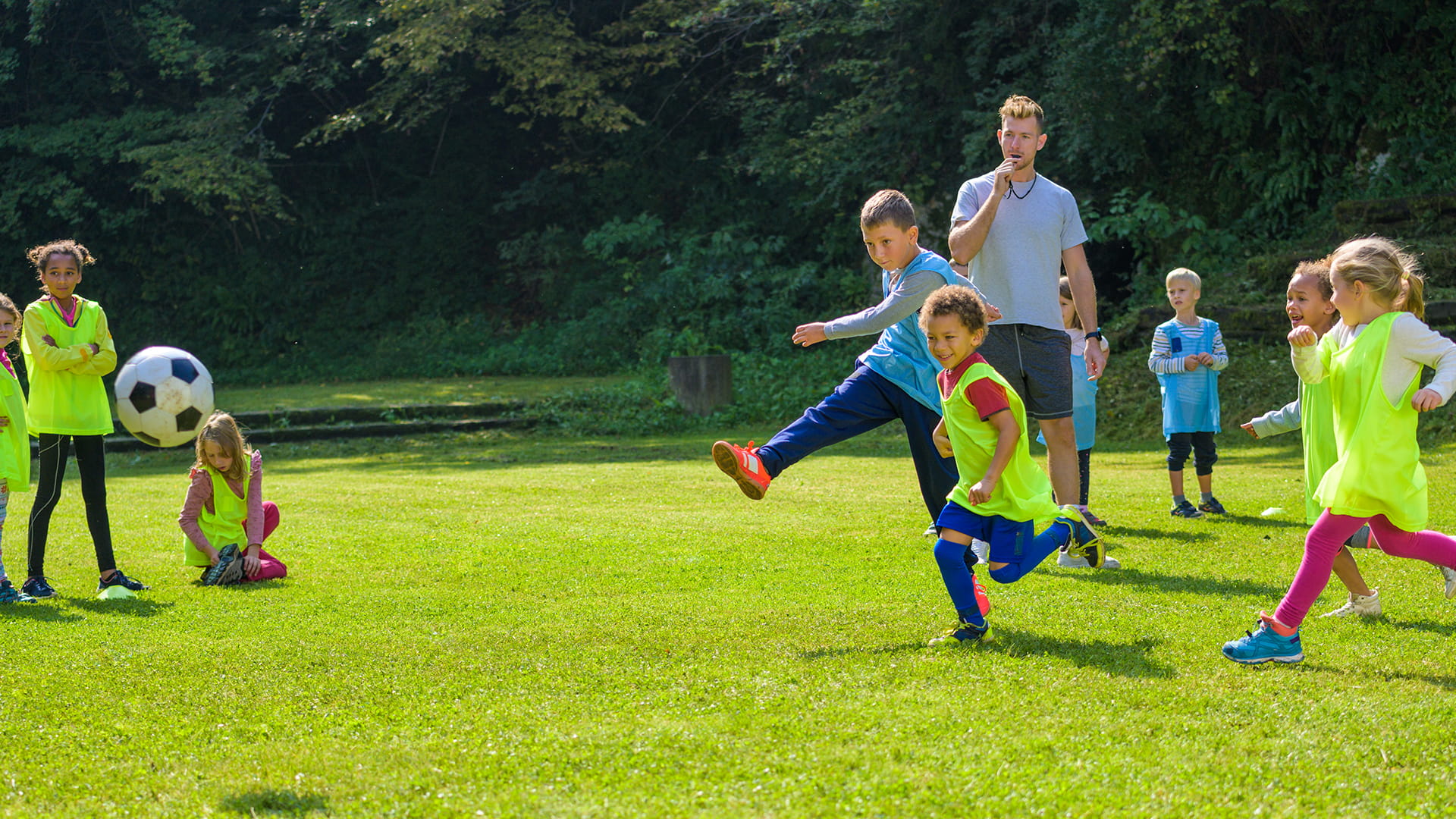 Tijdens een tornooi kunnen jonge kinderen in alle rust voetballen dankzij de burgerlijke aansprakelijkheidsverzekering voor organisatoren.