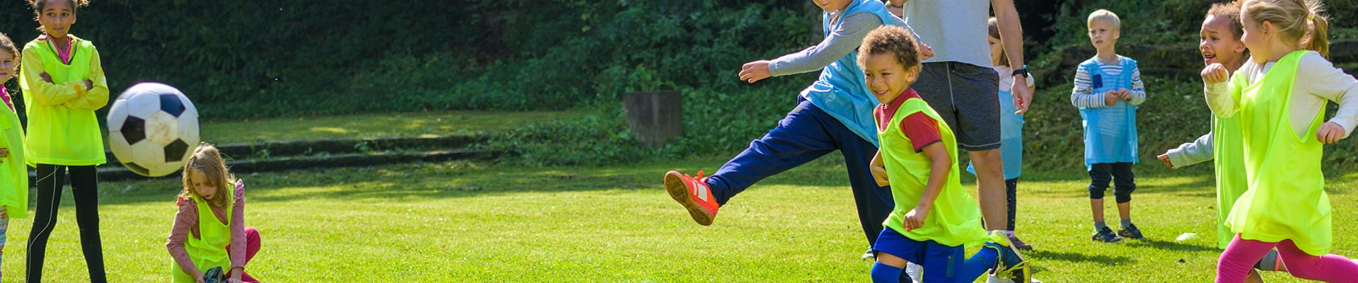 Pendant un tournoi, les jeunes enfants peuvent jouer au football en toute tranquillité grâce à l'assurance responsabilité civile organisateur.