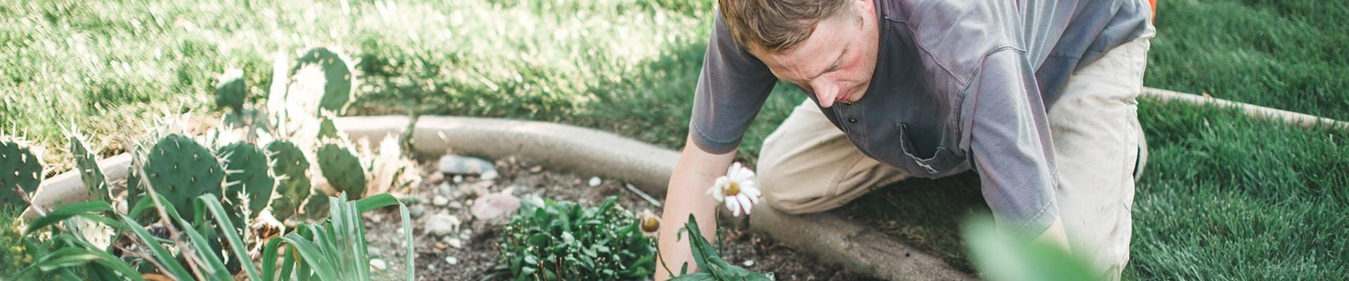 Man werkt met een gerust gemoed in zijn tuin: mocht er zich een ongeval voordoen, kan hij rekenen op zijn arbeidsongeschiktheidsverzekering.