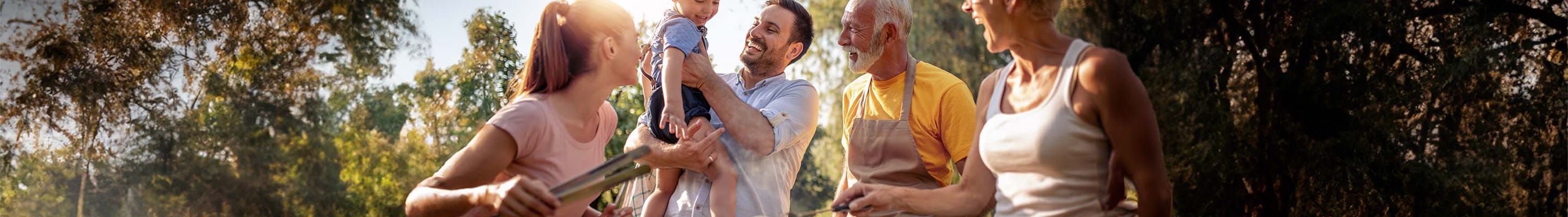Familie met grootouders, kinderen en kleinkinderen geniet samen van een gezellige barbecue.