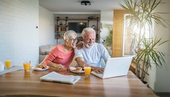 Couple de retraités se renseigne pour investir dans une assurance investissement.