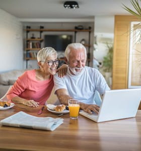 Couple de retraités se renseigne pour investir dans une assurance investissement.