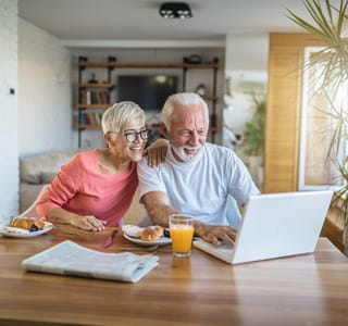 Couple de retraités se renseigne pour investir dans une assurance investissement.