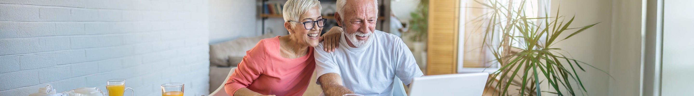Couple de retraités se renseigne pour investir dans une assurance investissement.