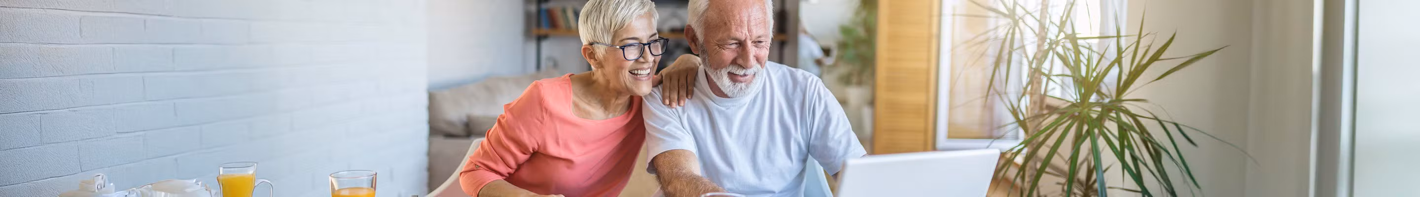 Couple de retraités se renseigne pour investir dans une assurance investissement.