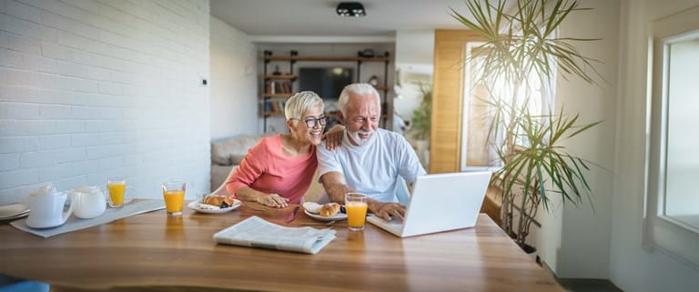 Een gepensioneerd echtpaar zoekt informatie op over beleggen in een beleggingsverzekering.
