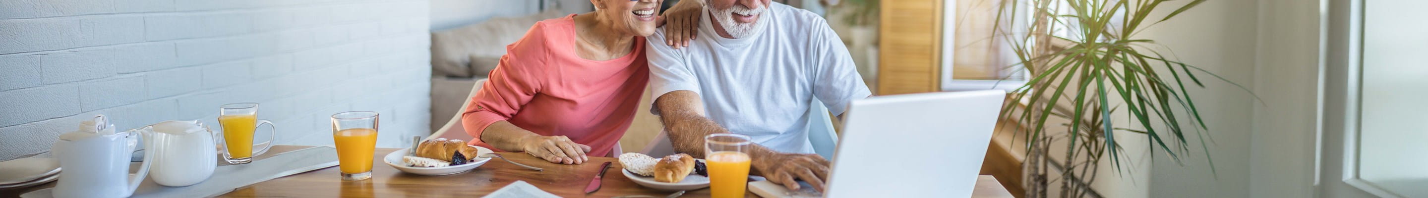 Een gepensioneerd echtpaar zoekt informatie op over beleggen in een beleggingsverzekering.