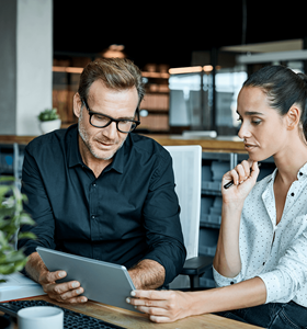 Employeurs discutent ensemble des avantages de l’assurance de groupe