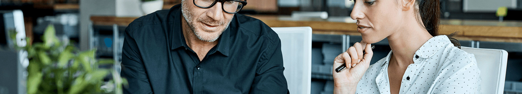 Employeurs discutent ensemble des avantages de l’assurance de groupe