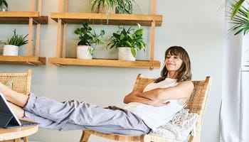 Femme confortablement installée dans sa maison, rassurée par son assurance habitation.