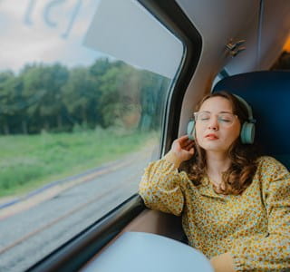 Femme qui rentre de voyage en écoutant de la musique.