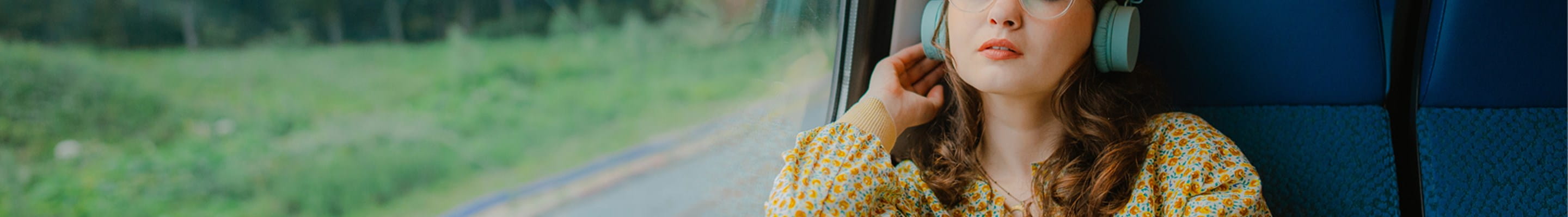 Femme qui rentre de voyage en écoutant de la musique.