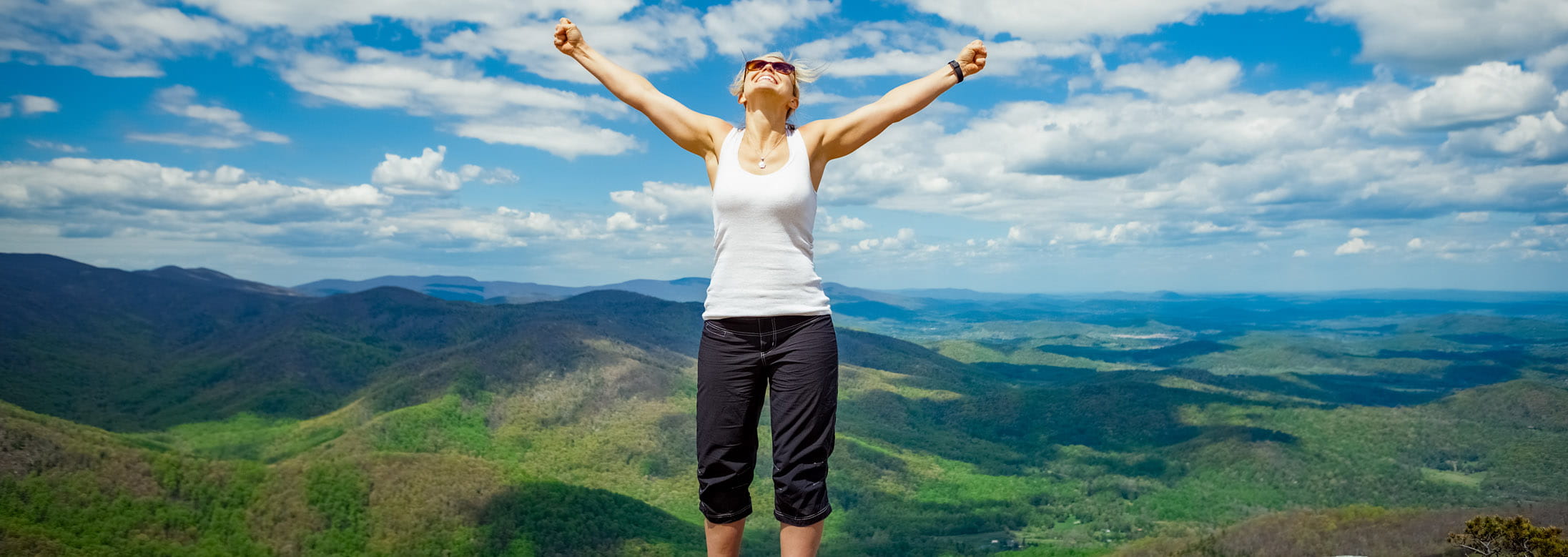 Femme heureuse de relever des défis suite à ses bonnes résolutions.