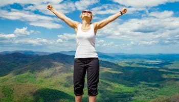 Femme heureuse de relever des défis suite à ses bonnes résolutions.