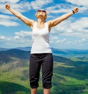 Femme heureuse de relever des défis suite à ses bonnes résolutions.