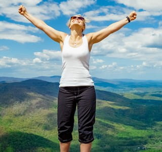 Femme heureuse de relever des défis suite à ses bonnes résolutions.