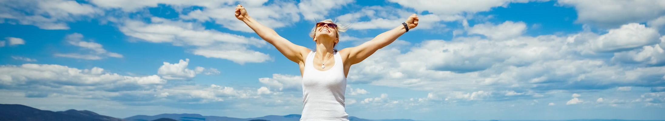 Femme heureuse de relever des défis suite à ses bonnes résolutions.
