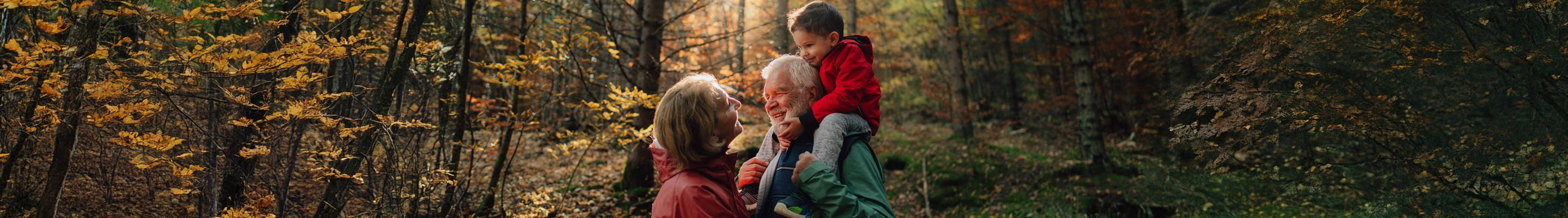 Un grand-père, sa fille et sa petite-fille se promènent dans la forêt et discutent de l’assurance-vie comme instrument de planification successorale.