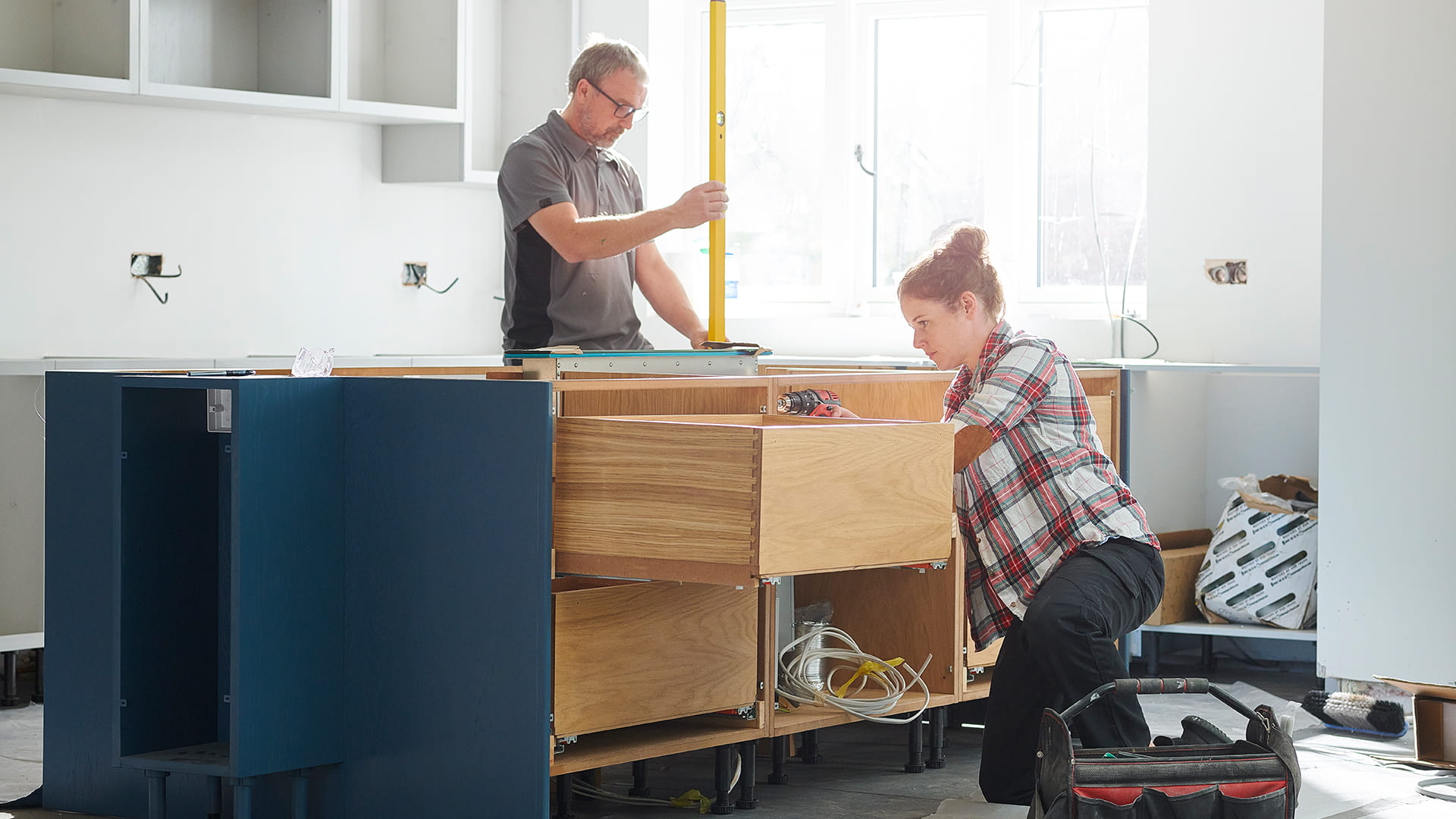 Couple en train de rénover leur maison.