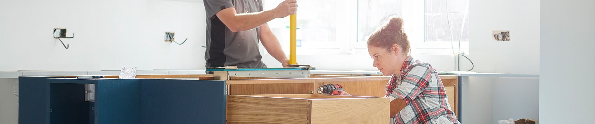 Koppel dat samen hun woning renoveert.