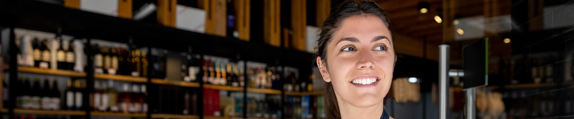 La gérante est heureuse que la panne de courant dans son magasin soit résolue.