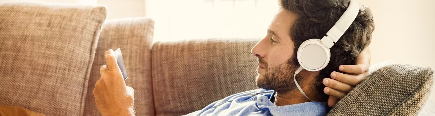 Jongeman doet aan pensioensparen en geniet van muziek.