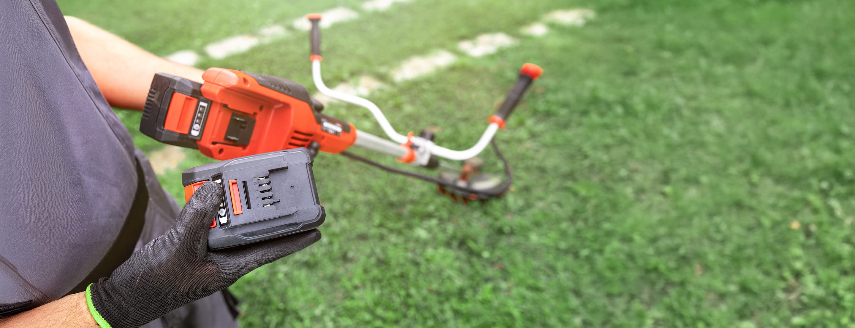 Een werknemer plaatst de elektrische batterij van zijn professionele apparatuur. 