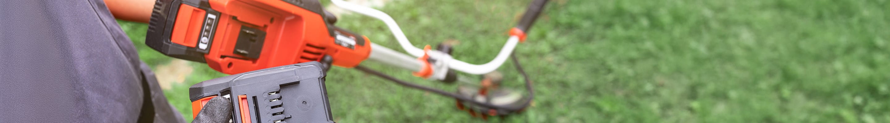 Un ouvrier insère la batterie électrique de son équipement professionnel.