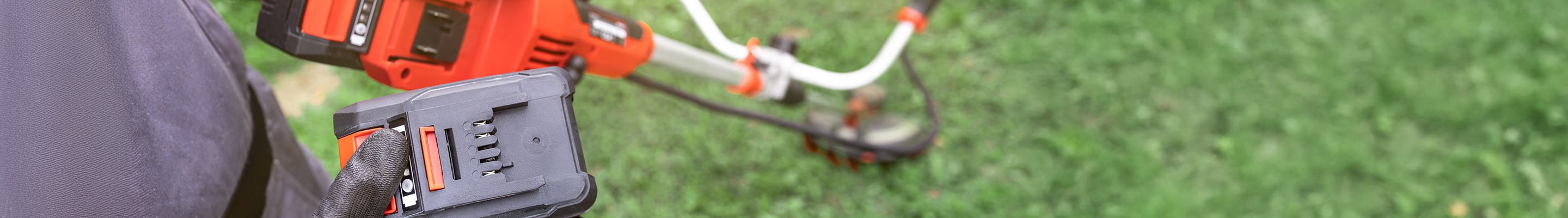 Een werknemer plaatst de elektrische batterij van zijn professionele apparatuur.