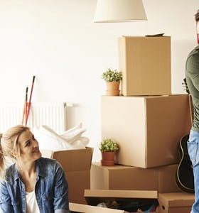 Couple qui emménage dans sa nouvelle location
