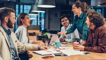 Manager bespreekt met medewerkers het belang van mentale gezondheid op het werk