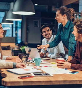 Manager bespreekt met medewerkers het belang van mentale gezondheid op het werk