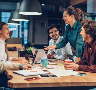 Manager bespreekt met medewerkers het belang van mentale gezondheid op het werk