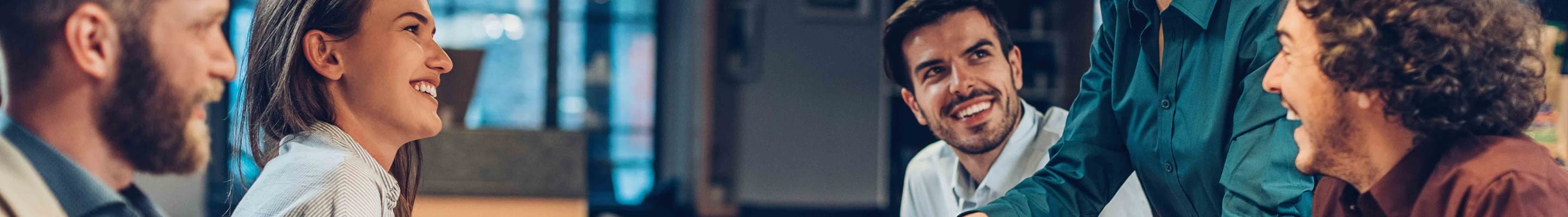 Manager bespreekt met medewerkers het belang van mentale gezondheid op het werk