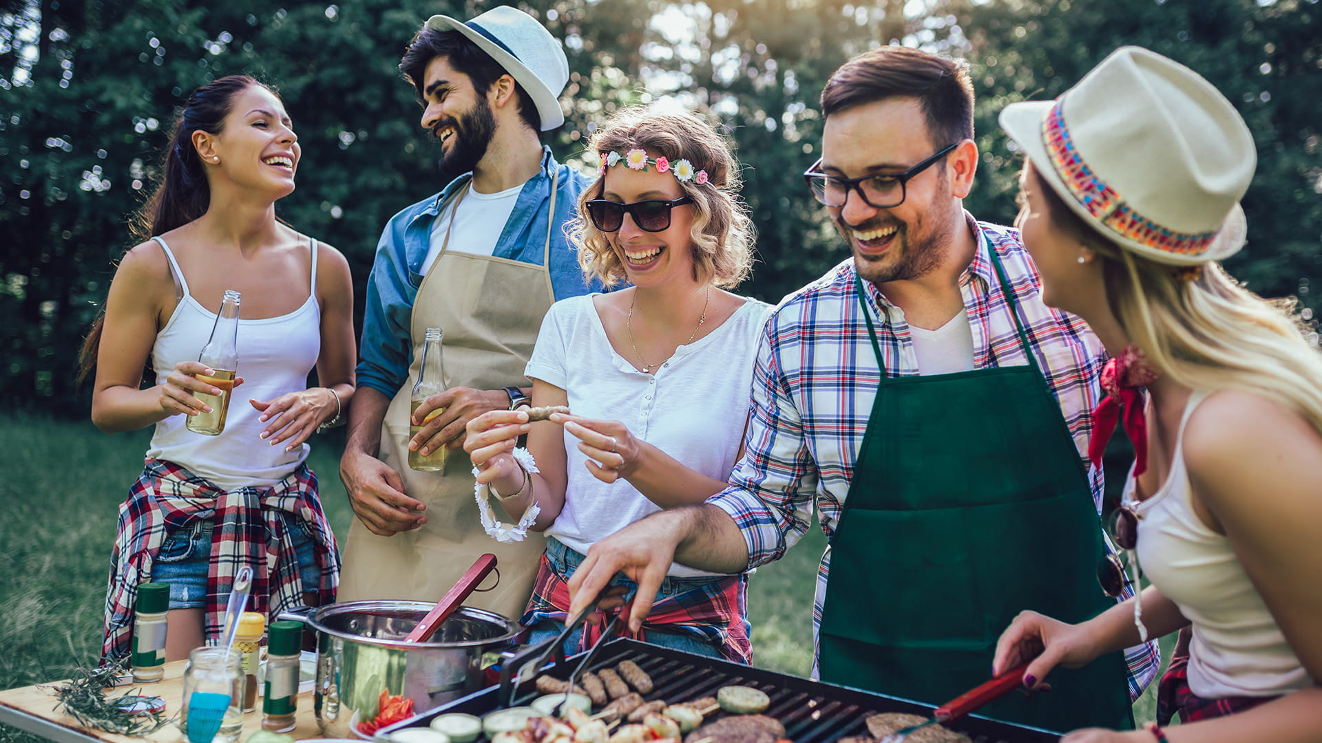 Des voisins de bonne humeur lors d’une fête des voisins.