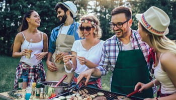 Buren in opperbeste stemming tijdens een buurtfeest.